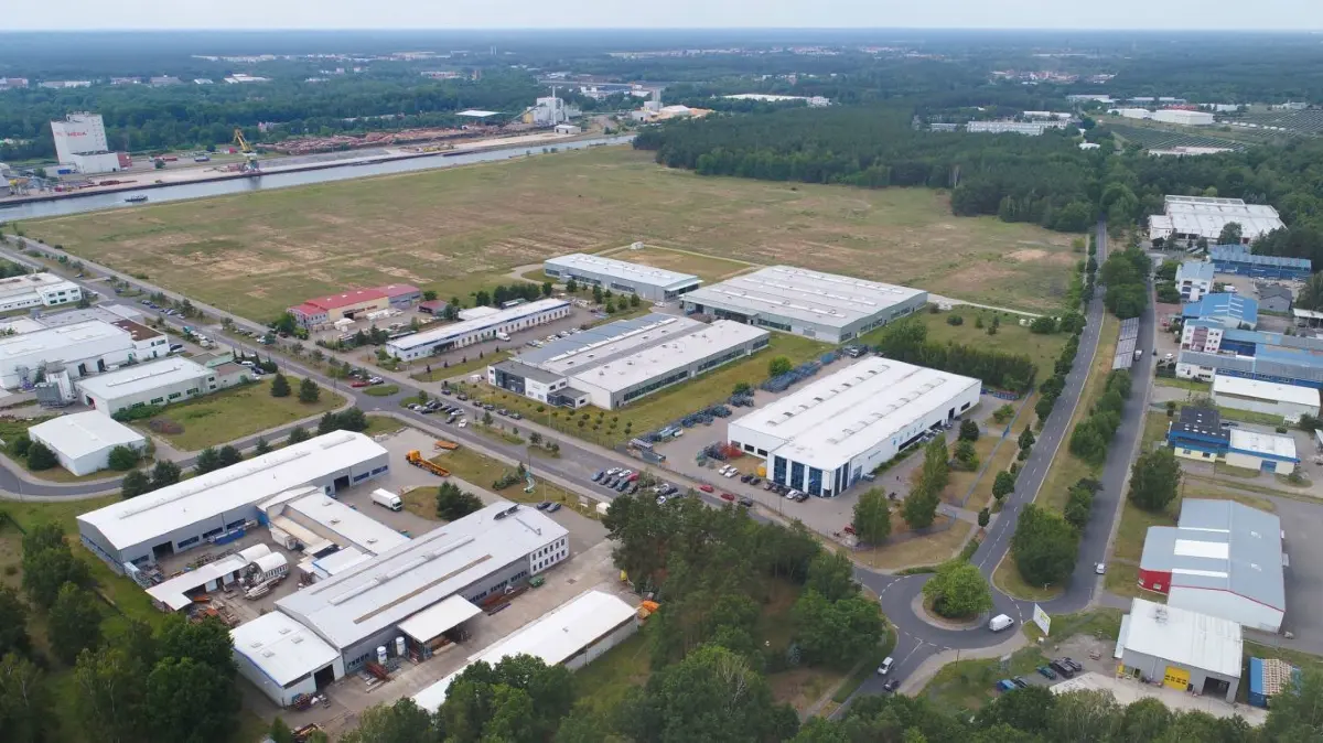 Im Technologie- und Gewerbepark Eberswalde hat die Firma Renggli 130.000 Quadratmeter Grund und Boden erworben, um dort bis 2023 eine neue Fabrik für Holzmodul-Bauteile zu errichten.
Luftbild vom TGE Gewerbepark Eberswalde am 18.06.2020