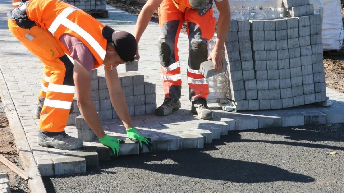 So wie hier bei einem Bauprojekt in Bernau sollte ein komfortabler Fußweg aussehen. Bei der Sanierung der Friedrich-Wolf-Straße in Hennigsdorf sieht das nach den bisherigen Plänen anders aus.
28.09.2020 Bernau OT Schönow. Mitarbeiter der STRABAG pflastern seit ein paar Tagen den neuen Geweg von Schönow nach Bernau entlang der Schönower Chaussee. So wächst zusammen, was zusammen wachsen soll.