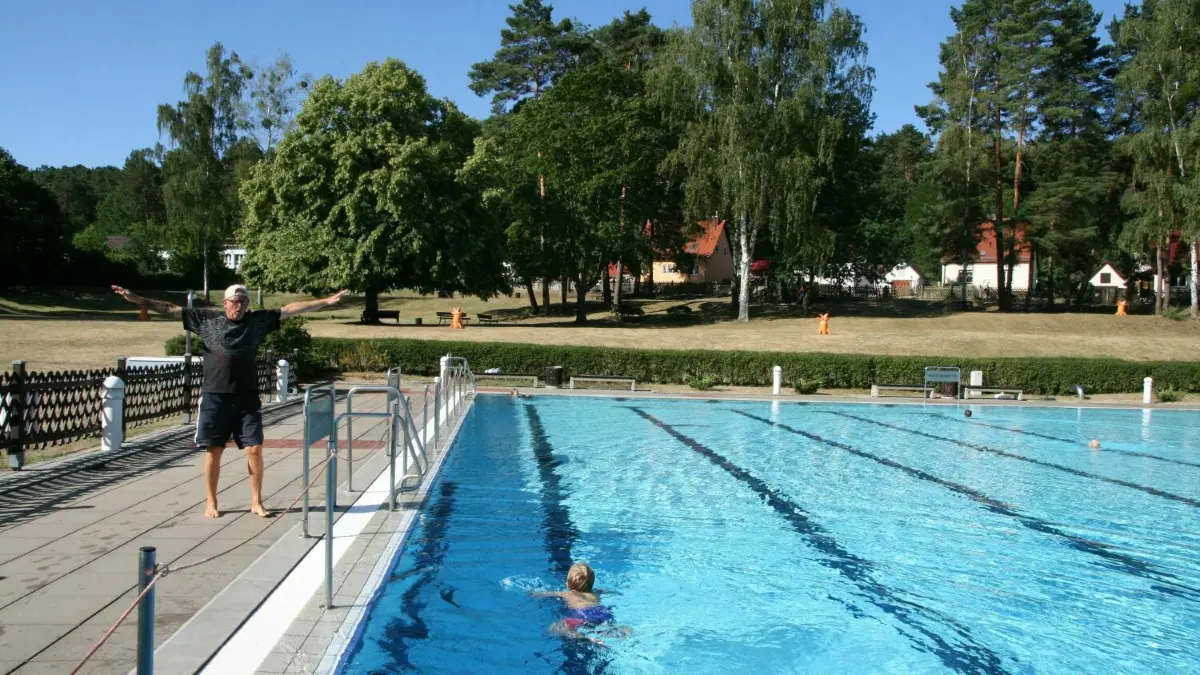 Ausbau oder Sanierung: Ums Freibad in Bad Freienwalde ist ein Konflikt in der Stadtverordnetenversammlung entbrannt.
Detlef Ruchotzke, Schwimmmeister im Freibad in Bad Freienwalde, beim Schwimmkurs, 04.07.2019