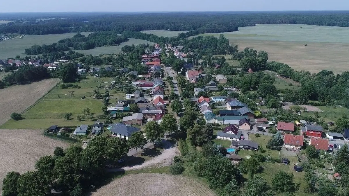 Karges Land: Auf dem Acker in Werbellin sollen nach dem Willen des Investors elf Häuser entstehen. Doch das Umweltamt hat sein Veto gegen den Plan eingelegt.
Luftbild von Werbellin , 05.06.2019