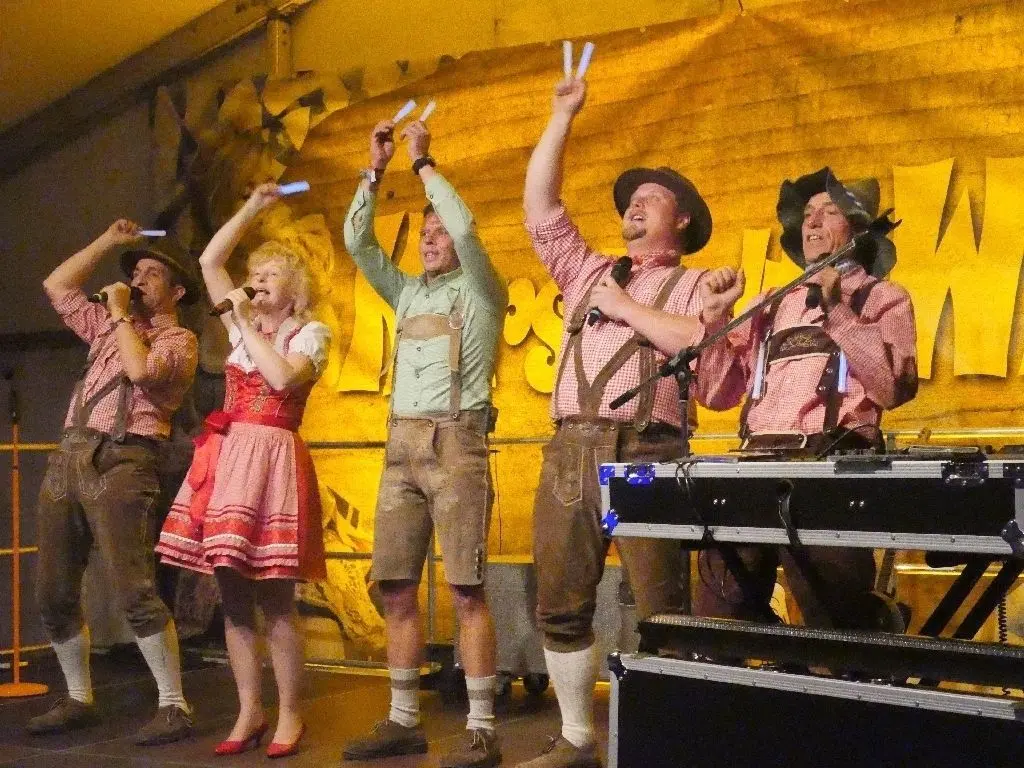 Bis der Arzt kommt: Feuerwehrchef René Erdmann (Mitte) sorgte zusammen mit den "Partymachern" für Stimmung im Festzelt. Da hielt es kaum jemanden auf dem Sitz, wenn die Feuerwehr zur "Kurstadt Wiesn" lädt, ist Oktoberfestgaudi garantiert.