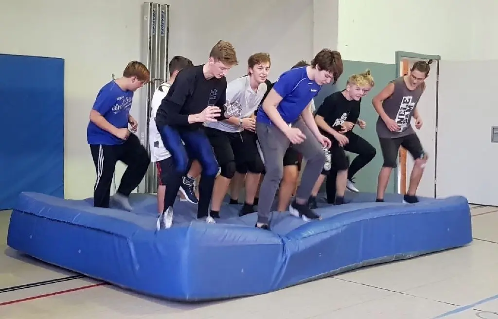 Übung auf der Matte, das geht in die Beine.