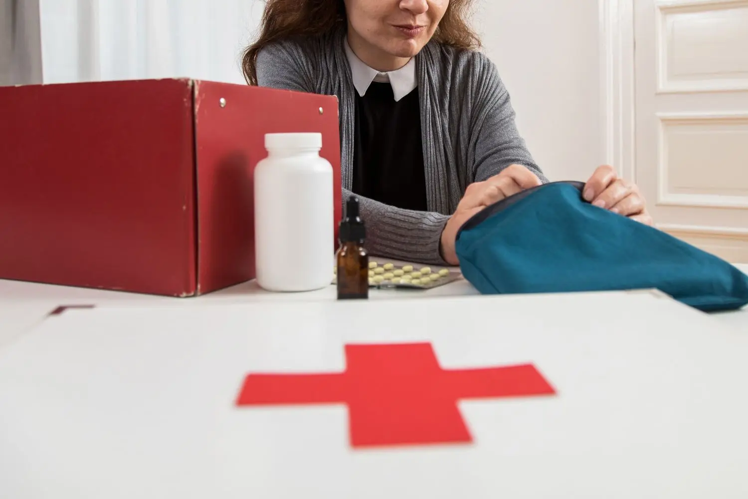 Symbolbild: Das Behandeln kleiner Verletzungen aus dem Sportunterricht gehört für die Schulkrankenschwester an der Puschkinschule in Neuruppin genauso zum Alltag wie Hilfe bei Asthmaanfällen und Panikattacken oder aktuell die Umsetzung des Hygienekonzepts.