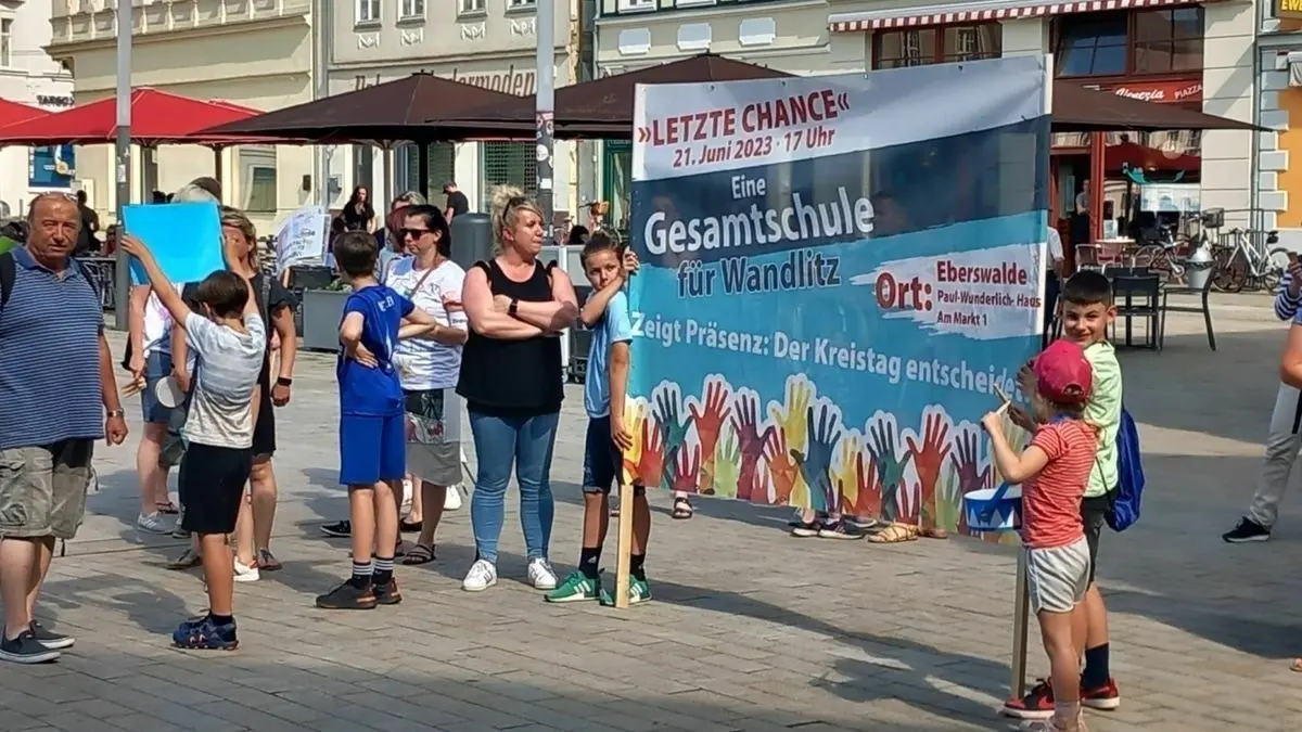 Bereits im Juni demonstrierten Eltern aus Wandlitz vor dem Kreistag in Eberswalde für die Gesamtschule. Am Mittwoch (27. September) wollen sie dort erneut auf die Straße gehen.
Machten ihre Forderung deutlich: Eltern aus Wandlitz demonstrierten vor dem Kreistag in Eberswalde für eine Gesamtschule