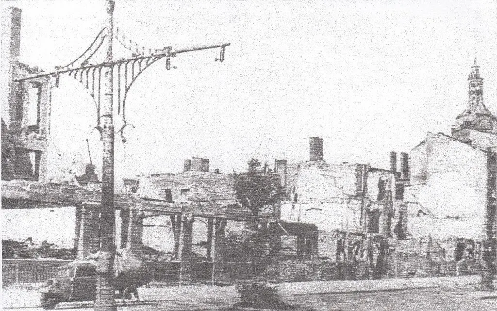 Frühjahr 1945: Trümmer und Munitionsreste überall, insbesondere in der Neustadt wie hier in der St.-Annen-Straße. Fotos: Archiv M. Lutzens