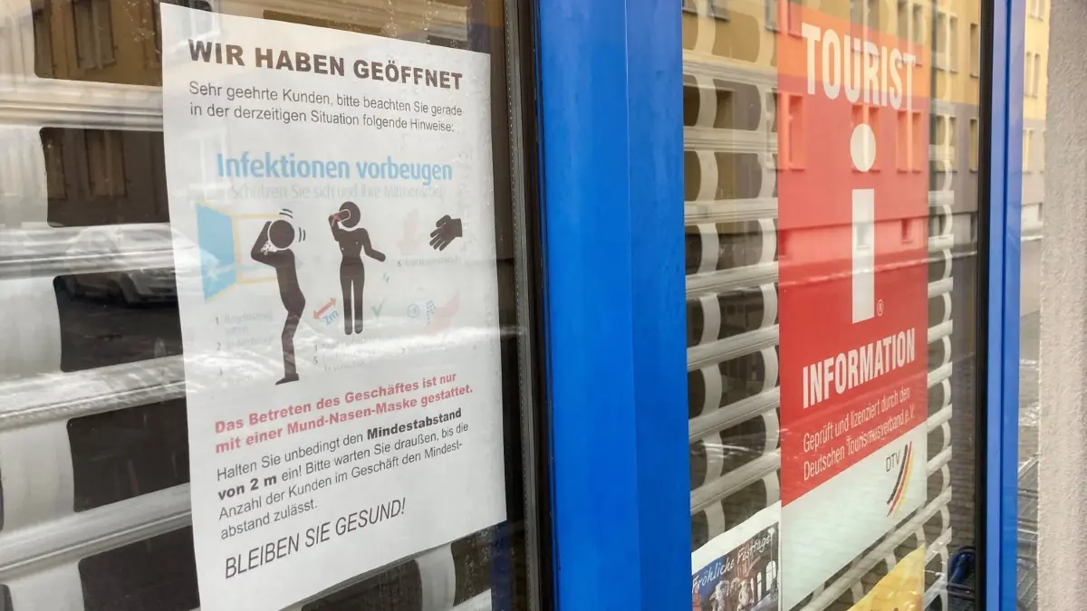 Hinweis an der Touristinformation in Seelow. Sie ist zurzeit allerdings nur telefonisch erreichbar und dies erst wieder ab 4. Januar. Der Krisenstab in Märkisch-Oderland informiert über erneut gestiegene Corona-Zahlen. So gab es auch zwei weitere Todesfälle.
Hinweis an der Touristinformation in Seelow. Sie ist zurzeit allerdings nur telefonisch erreichbar und dies erst wieder ab 4. Januar 2021.(Foto vom 01.01.2021)