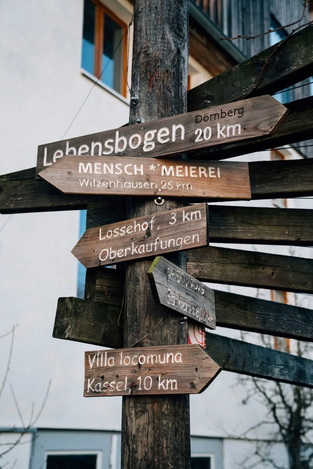 Dieser Wegweiser zu anderen Kommunen steht auf dem Gelände der Kommune Niederkaufungen