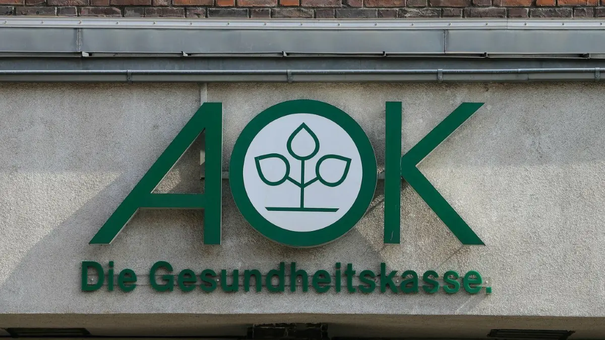 Der Verwaltungsrat der AOK Nordost beraten am 20. Dezember über den Zusatzbeitrag für das nächste Jahr.
Das Logo der Krankenkasse AOK, aufgenommen am Hauptgebäude der AOK Sachsen-Anhalt. (zu dpa: «AOK-Studie: Weniger Herztod-Risiko dank Facharztprogramm») +++ dpa-Bildfunk +++