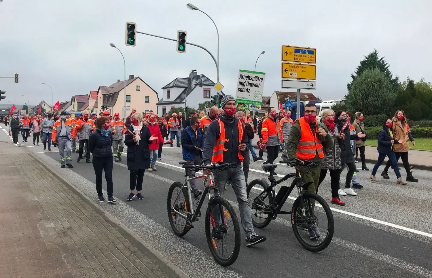 Geballte Metaller-Kraft: Der Demonstrationszug zieht durch die Beeskower Straße.