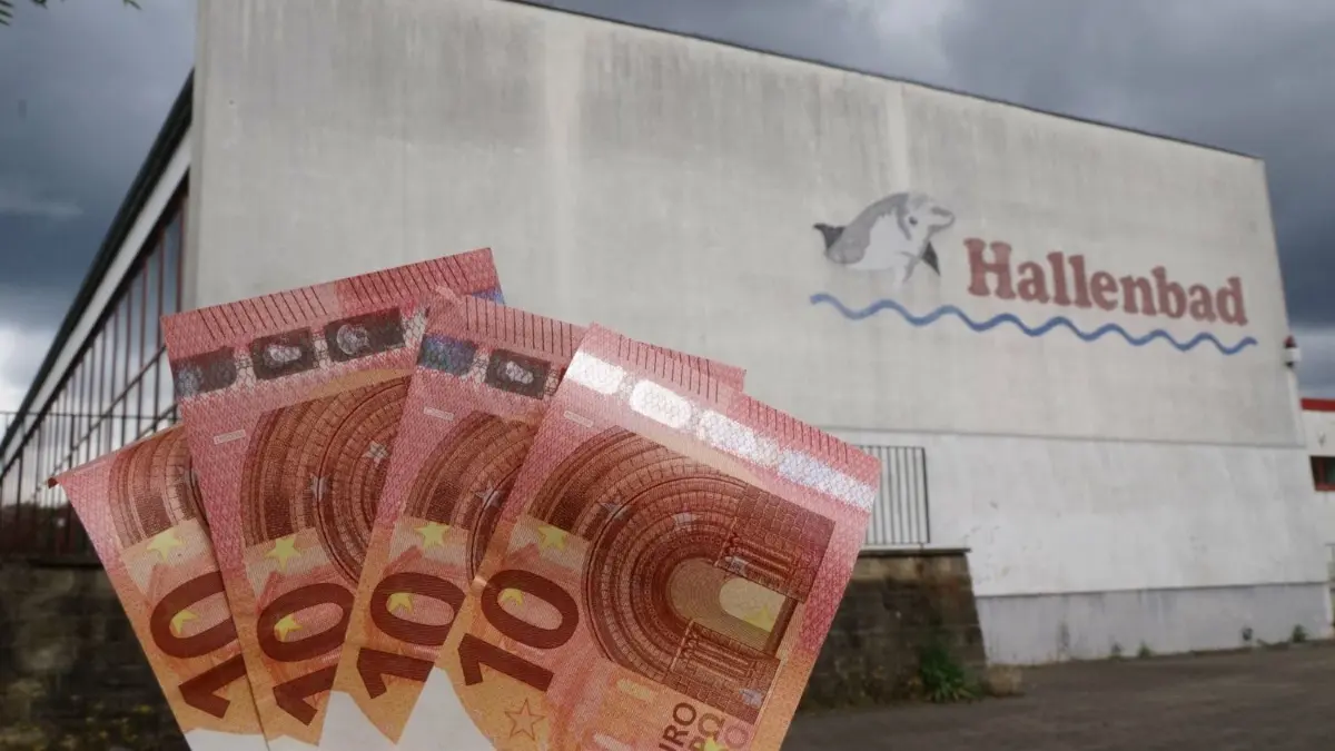 Die Schwimmhalle in Spremberg bleibt geschlossen. In diesem Herbst beginnt keine neue Saison in dem betagten Hallenbad. Es soll vollständig saniert werden.
Die alte Schwimmhalle in Spremberg ist 39 Jahre alt. Seit Jahren wird über einen Ersatzneubau diskutiert. Es fehlt ein Standort. Die Suche kostet Geld.
