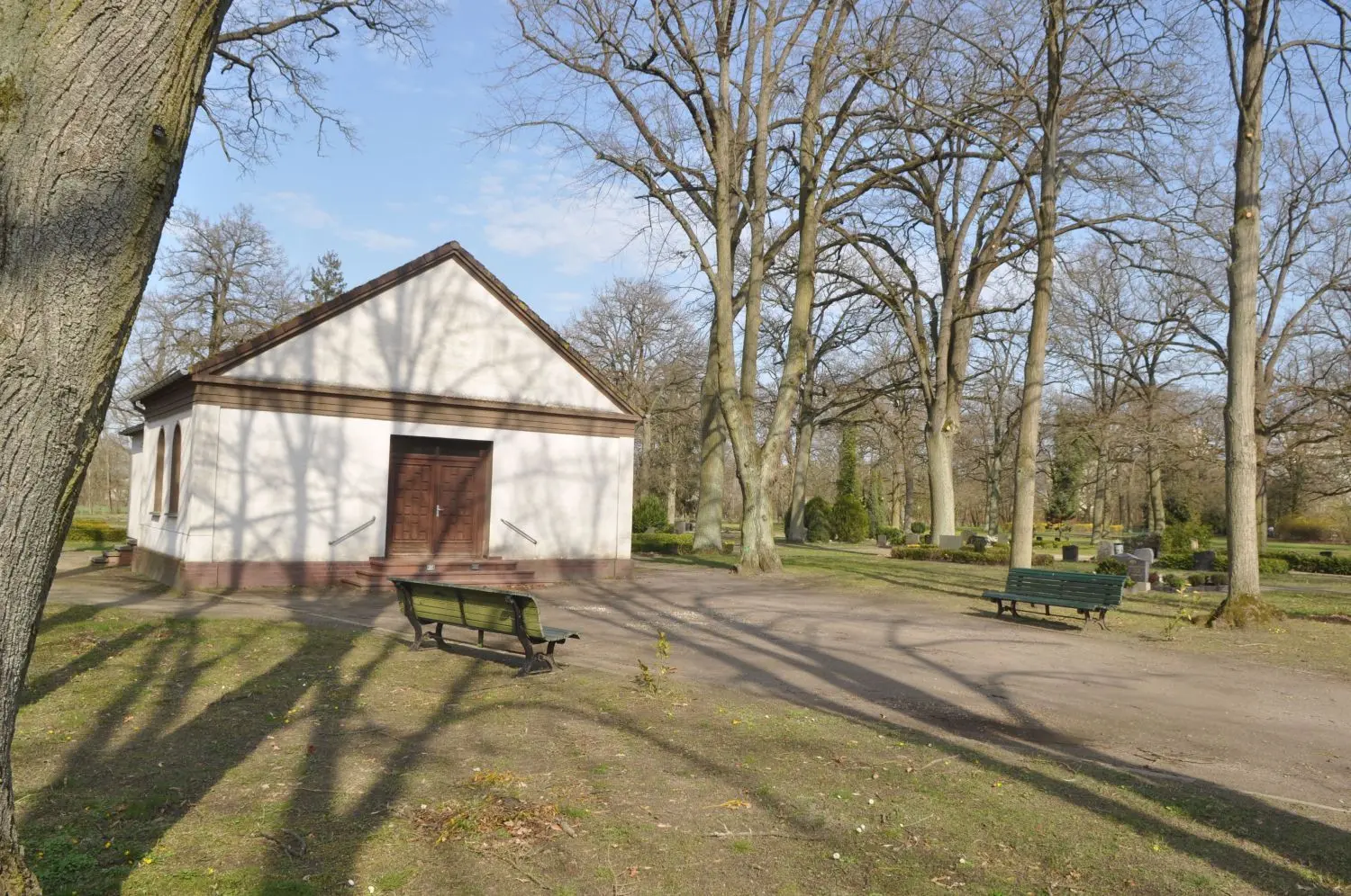 Trauerhalle in der Friedhofsmitte: Abriss und Neubau des in die Jahre gekommenen Gebäudes wurden noch einmal verschoben. Die nächste Förderperiode soll abgewartet werden.