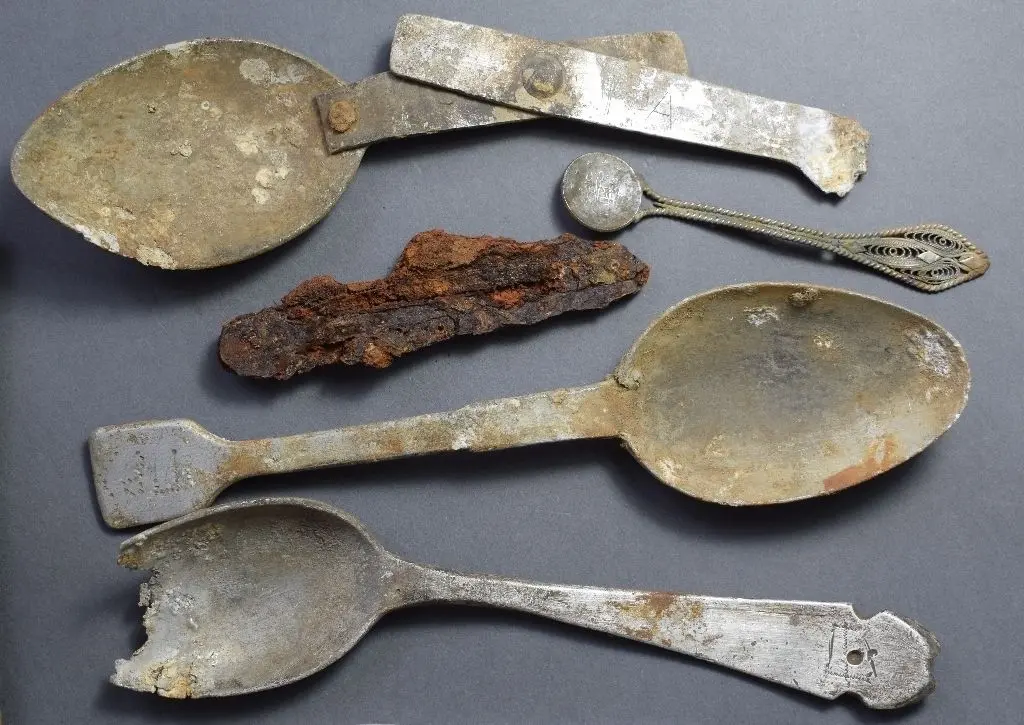 Grabungsfunde aus dem Kriegsgefangenenlager Luckenwalde. Sie und andere Exponate sind in der Ausstellung "Ausgeschlossen - Archäologie der NS-Zwangslager" zu sehen.