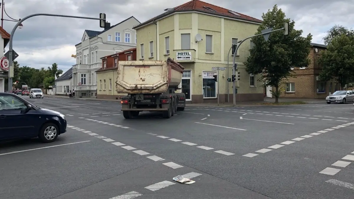 An der Kreuzung Breite Straße/Rosa-Luxemburg-Straße in Velten ist es am Donnerstagmorgen zu einem Unfall gekommen. Ein Mopedfahrer wurde schwer verletzt und musste in einem Rettungshubschrauber in eine Klinik geflogen werden.
Kreuzung Breite Straße/Linden-/Luxemburgstraße in Velten