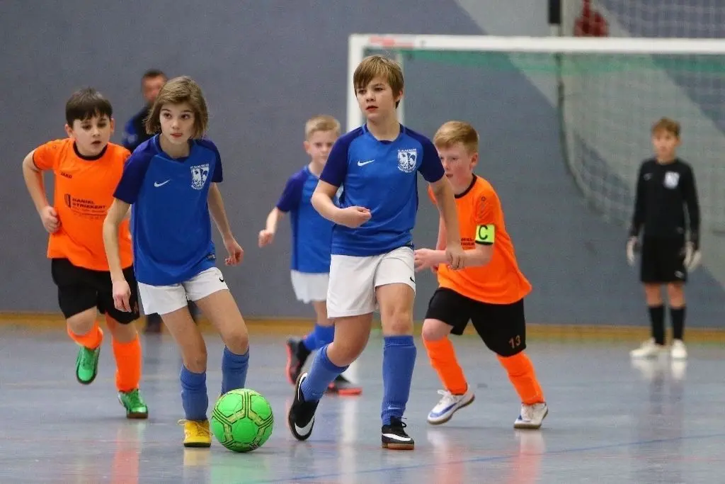 Überraschend gestolpert: Die E-Junioren aus Wusterhausen starten famos ins Turnier. Dem 9:0 gegen Union folgte ein 4:0 gegen Fehrbellin. Die Aufnahme mit Maja Lechner (in Blau) stammt aus dieser Partie. Allerdings unterlag Blau-Weiß im Schlüsselspiel dem FC Kremmen mit 0:1. Zum Schluss schob sich der SV Protzen mit dem 5:2 vorbei. Trainerin Constanze Rast schwärmte: "Ein saustarkes Spiel."
