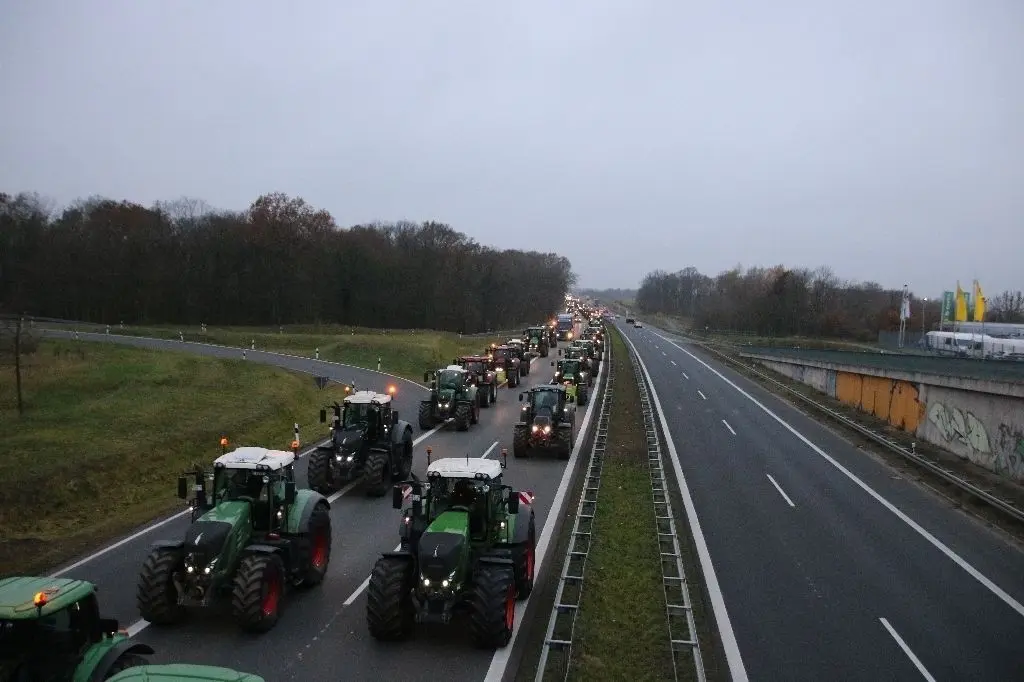 Traktoren auf der B5 bei Dallgow-Döberitz auf dem Weg zur großen Agrar-Demonstration nach Berlin.