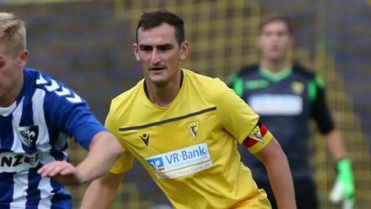 Gute Bekannte: Quintin Schönherr (vorn) gegen seinen ehemaligen Mitspieler Johannes Collin. Für Templin netzte der 18-Jährige vorige Saison 17-mal ein – im Trikot vom SV Zehdenick wartet er noch auf den ersten Treffer.
Saison 2022/2023, Fußball
Landespokal
Victoria Templin gegen SV Zehdenick