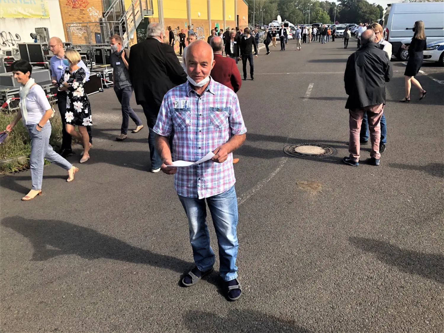 Vor der Stadthalle am Tag der Anhörung zur Tesla-Baustelle: Manfred Arndt aus Fredersdorf-Vogelsdorf, parteiloser Gemeindevertreter, sorgt sich, dass in Grünheide nicht nur E-Autos vom Band laufen.