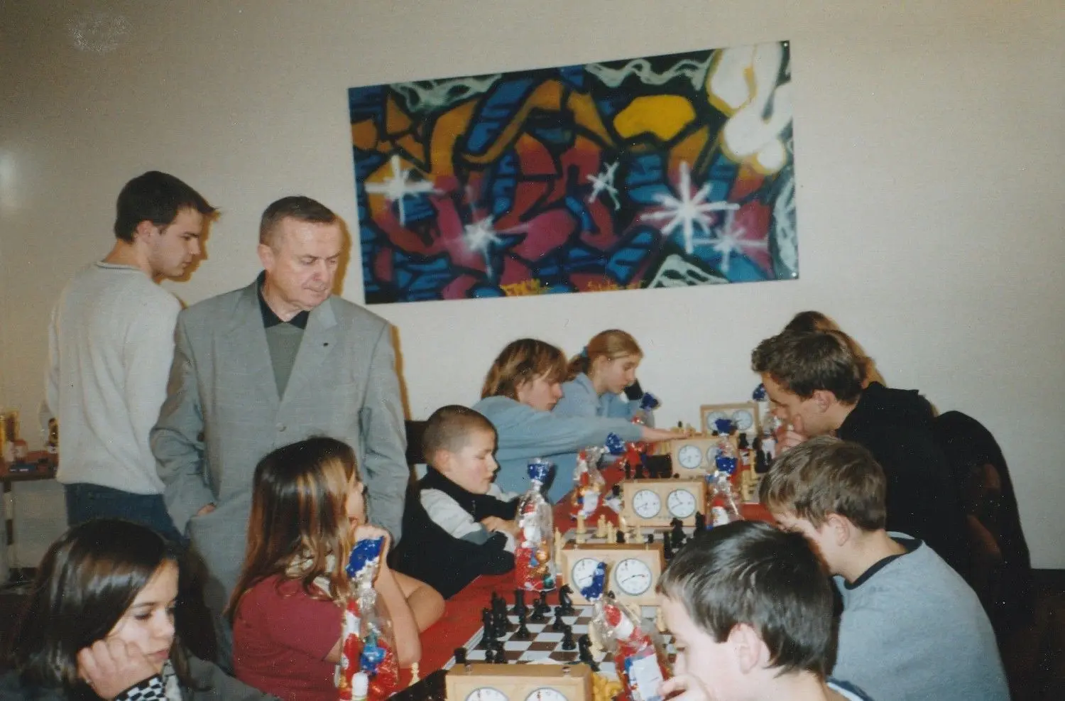Auf Initiative von Manfred Kuhle (2.v.r.) spielte eine Jugendauswahl aus Wiesenburg/Ziesar in einem Jugendschachvergleich gegen eine Auswahl des Potsdamer SV Mitte. Nach dem Wettkampf folgte noch eine stimmungsvolle Weihnachtsfeier.
