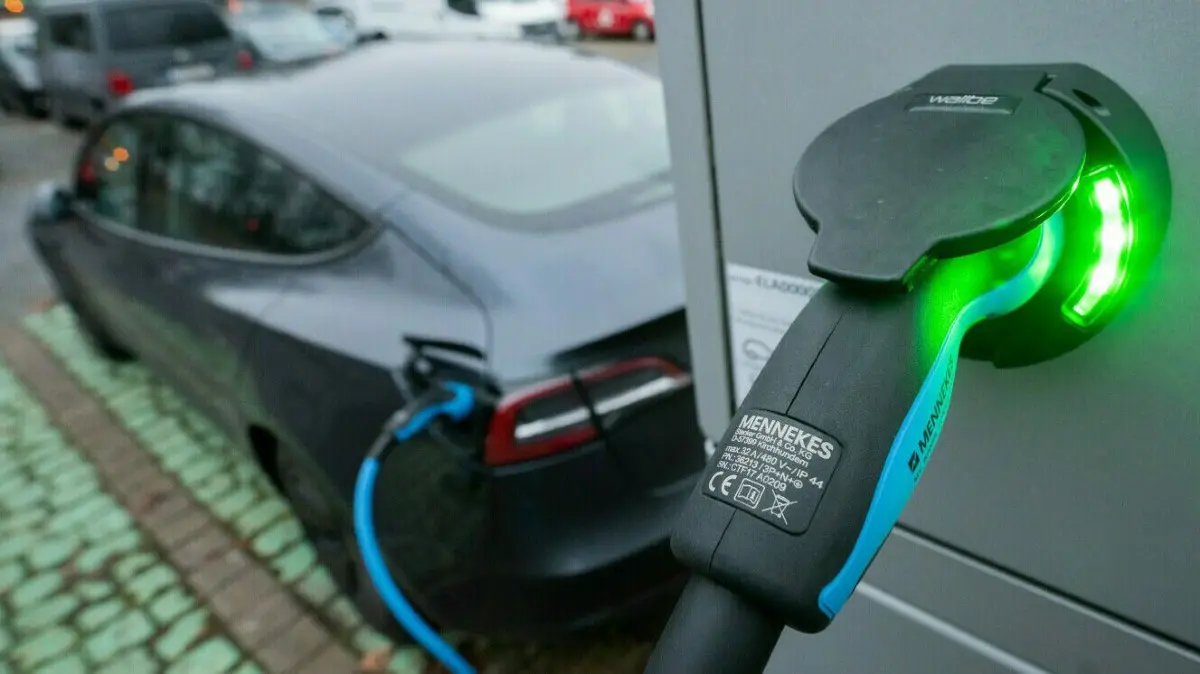 Strom nachtanken: Die Batterie eines Elektroautos wird an einer E-Ladesäule aufgeladen. In Müllrose sollen jetzt mehrere solcher Ladesäulen errichtet werden – wir nennen die Standorte. (Symbolbild)
ARCHIV - 13.01.2022, Niedersachsen, Hannover: Ein Tesla lädt an einer Ladesäule für Elektroautos an der Uni Hannover. Bei der Förderung von Elektrofahrzeugen soll nach dem Willen des Kfz-Gewerbes künftig das Bestelldatum gelten und nicht wie bisher das Zulassungsdatum. (zu dpa «Bonus Elektrofahrzeuge: Kfz-Gewerbe will Bestelldatum als Stichtag») Foto: Julian Stratenschulte/dpa +++ dpa-Bildfunk +++