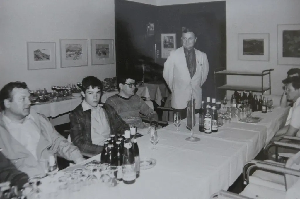 Dank seiner Dolmetschertätigkeit kam Manfred Kuhle (r.) in Kontakt mit vielen sowjetischen Spitzenspieler wie zum Beispiel Sergej Kalinetschew (2.v.r.) oder Rustem Dautov (3.v.r.).