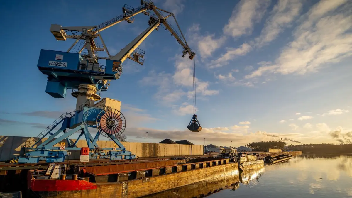Mehr Umschlag: Am Hafen in Schwedt konnte der Unternehmensverbund Stadtwerke 2021 erneut seine Umsatzzahlen steigern.
Schwedt 18.01.2022: Kohle wird im Schwedter Hafen umgeschlagen
