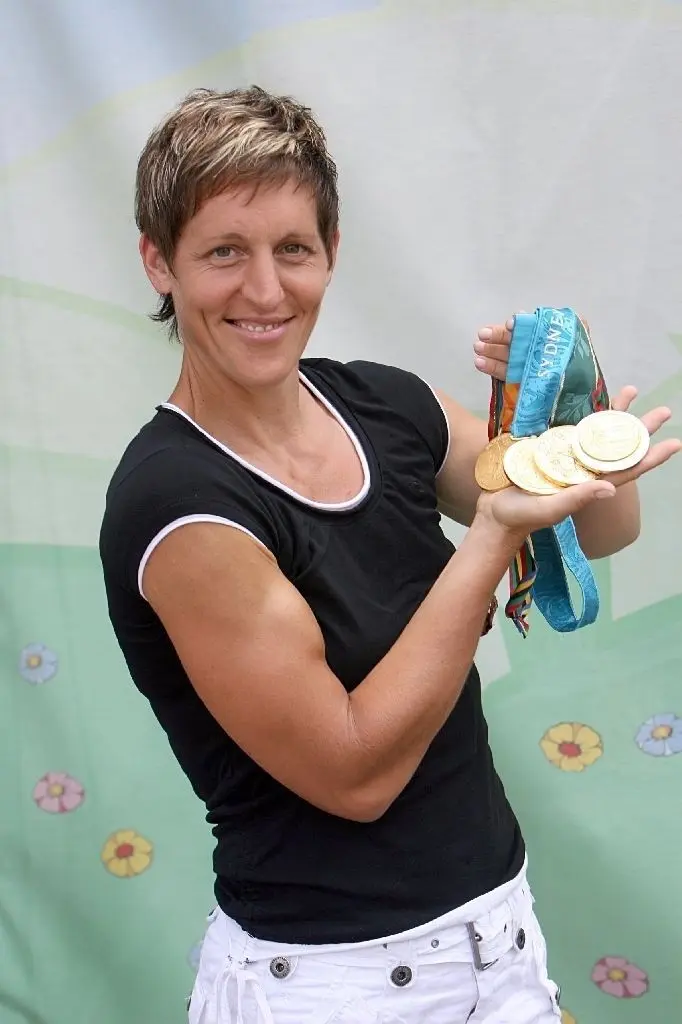 ARCHIV - Kathrin Boron, vielfache Olympia-Siegerin und Weltmeisterin im Rudern (Doppel-Zweier), posiert mit ihre Olympia-Medaillen aufgenommen am 10.06.2007 in Mainz. Deutschlands erfolgreichste Ruderin Kathrin Boron wird nach den Olympischen Spielen in Peking ihre sportliche Karriere beenden. Das erklärte die viermalige Olympiasiegerin am Dienstag der Deutschen Presse-Agentur dpa. „Sportlich, aber auch privat habe ich meine Gründe“, sagte die siebenfache Weltmeisterin aus Potsdam zu ihrer Entscheidung (zu dpa-Korr.: "Erfolgs-Ruderin Kathrin Boron beendet nach Peking Sport-Karriere.") . Foto: Erwin Elsner +++(c) dpa - Bildfunk+++