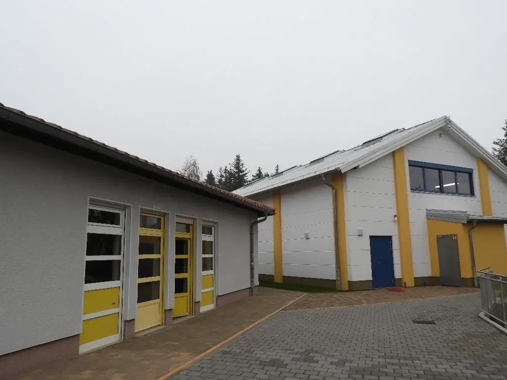 Die Turnhalle an der Schule wurde nach 18 Monaten Bauzeit fertiggestellt, ohne Bauverzögerung.