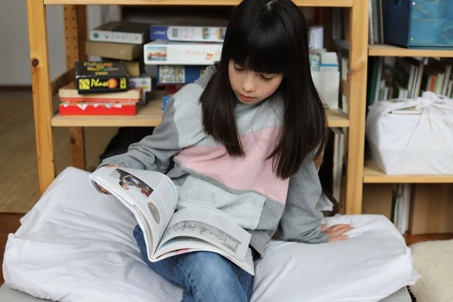 Mila, 11, arbeitet zuhause in Frankfurt (Oder) im Lehrbuch der ORPEG-Online-Schule den polnischen 6.-Klasse-Stoff durch: gerade die Einführung der Demokratie in England. Für das Schulamt ist das Schulverweigerung, denn Milas Schule wird nicht anerkannt in Brandenburg.