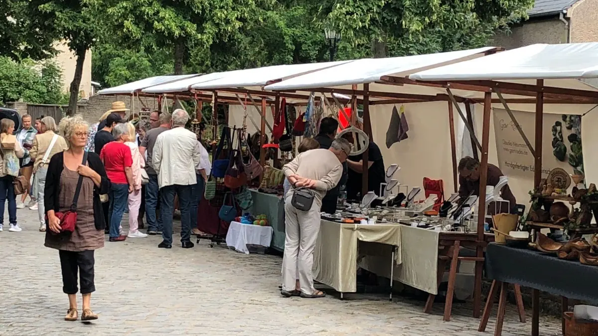 Mehr als 50 professionelle Künstler und Freizeittalente stellten ihre Werke und Arbeiten im alten Dorfkern von Wandlitz aus.
Kunstmarkt in Wandlitz am 1.8.2021