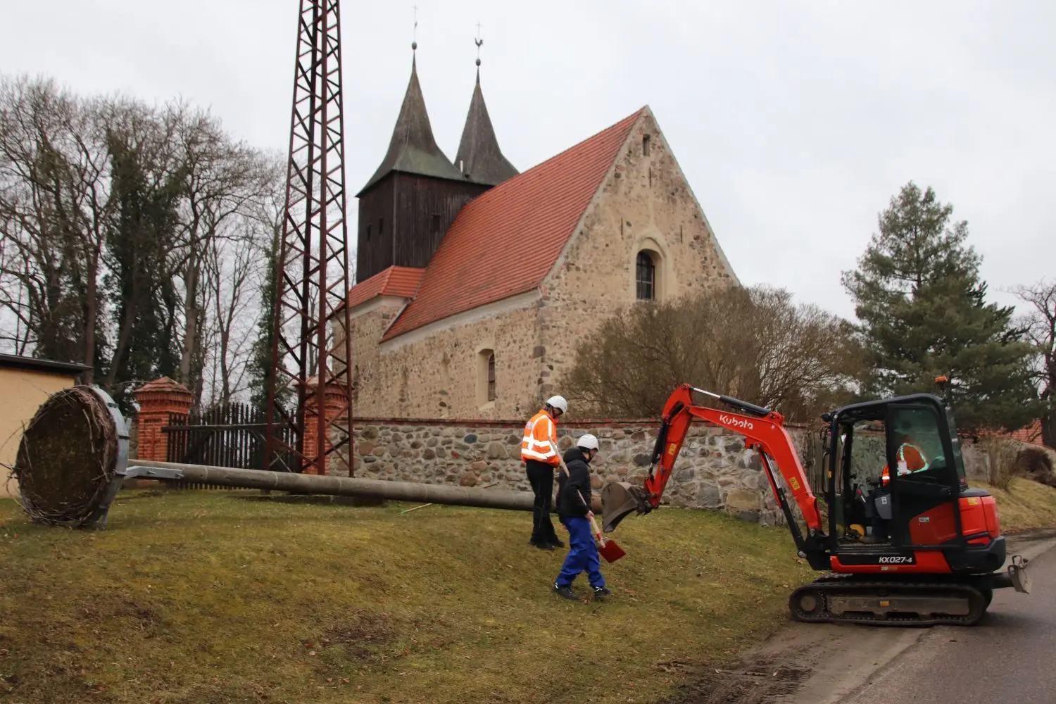 Das Storchennest neben der Möbiskruger Kirche wird versetzt. Der Mast wurde vom Feuerwehrhaus etwa 15 Meter in Richtung Straße verlegt.