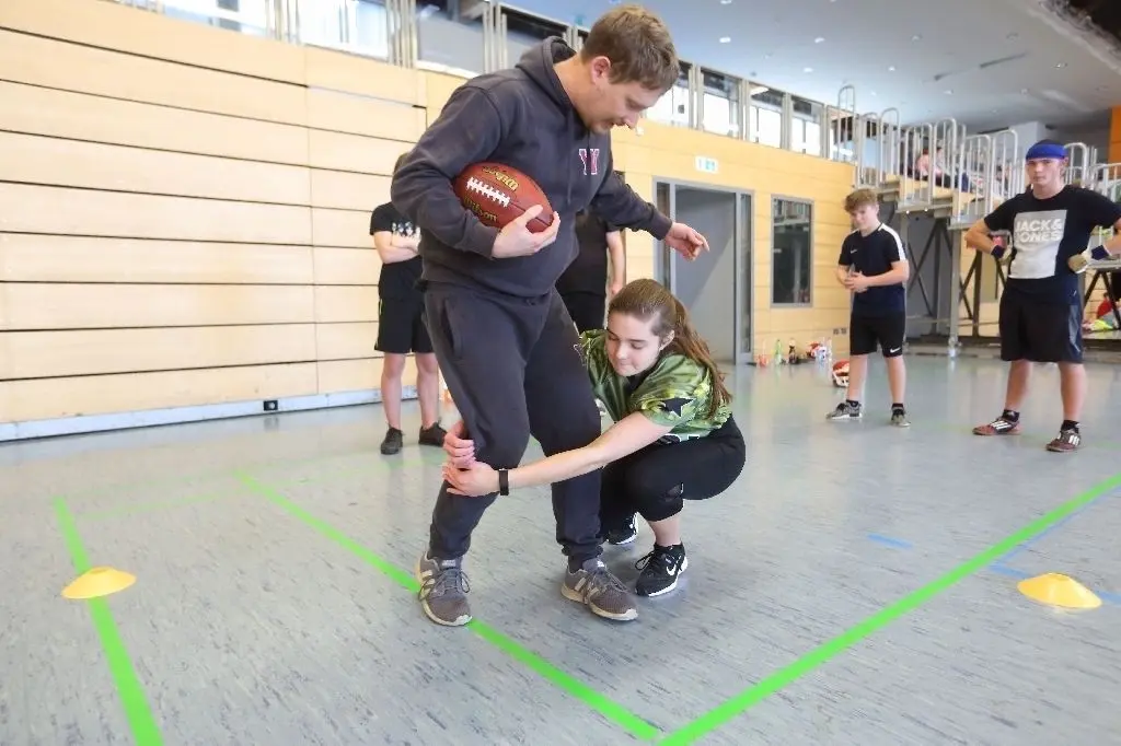 Ein richtiger Tackle will gelernt sein: Die 17-jährige Fiene Bork von den Eberswalder Warriors beim Training mit Daniel Klatt