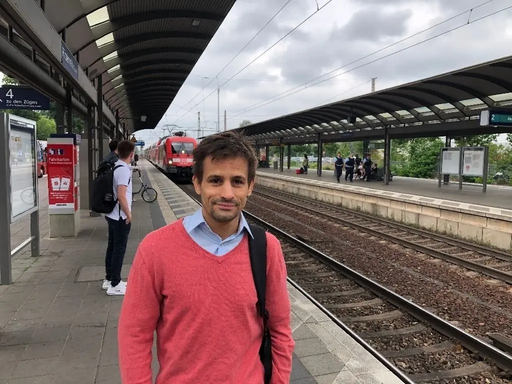 Warten auf die Bahn: Daniel Rosentreter, hier bei einem Zwischenstopp am Bahnhof Fürstenwalde, nimmt den Zug von Erkner zu seinem Arbeitsplatz am Verwaltungsgericht in Frankfurt. Seit eineinhalb Jahren fährt er die Strecke regelmäßig.