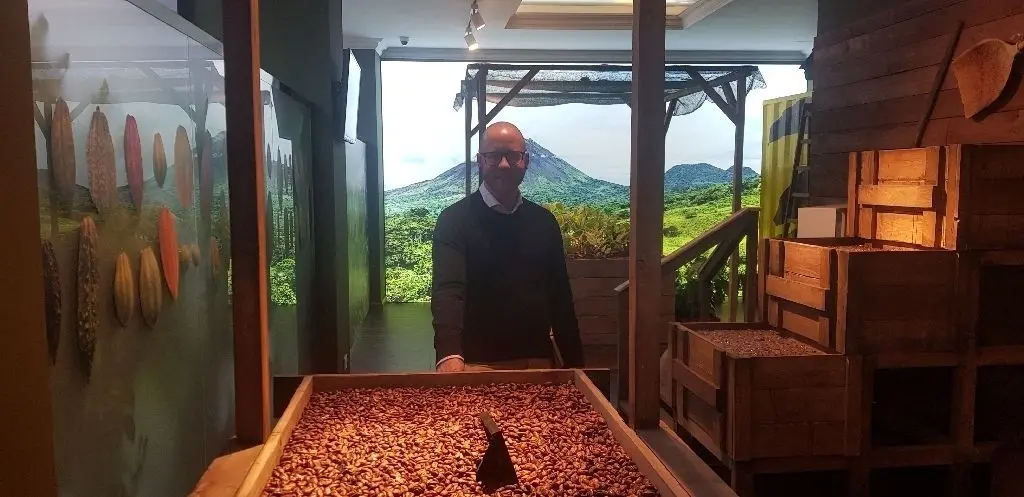 Einblicke in die Kakao-Herstellung: Stefan Rombach vom Berliner Unternehmen Rausch zeigt eine hölzerne Anlage, wie sie von Bauern in Costa Rica zum Trocknen von Bohnen verwendet wird. Ausstellungsbesucher sollen in der neuen "Plantagenwelt" erfahren, wo Edel-Kakao herkommt und wie er weiterverarbeitet wird.