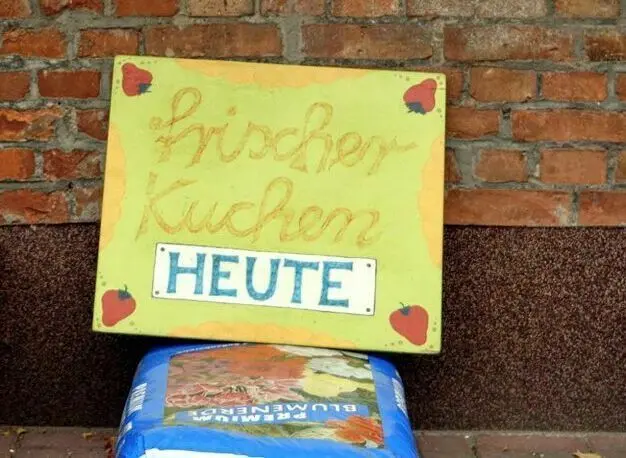 Werbung für frischen Kuchen im Dorfladen in Wallmow