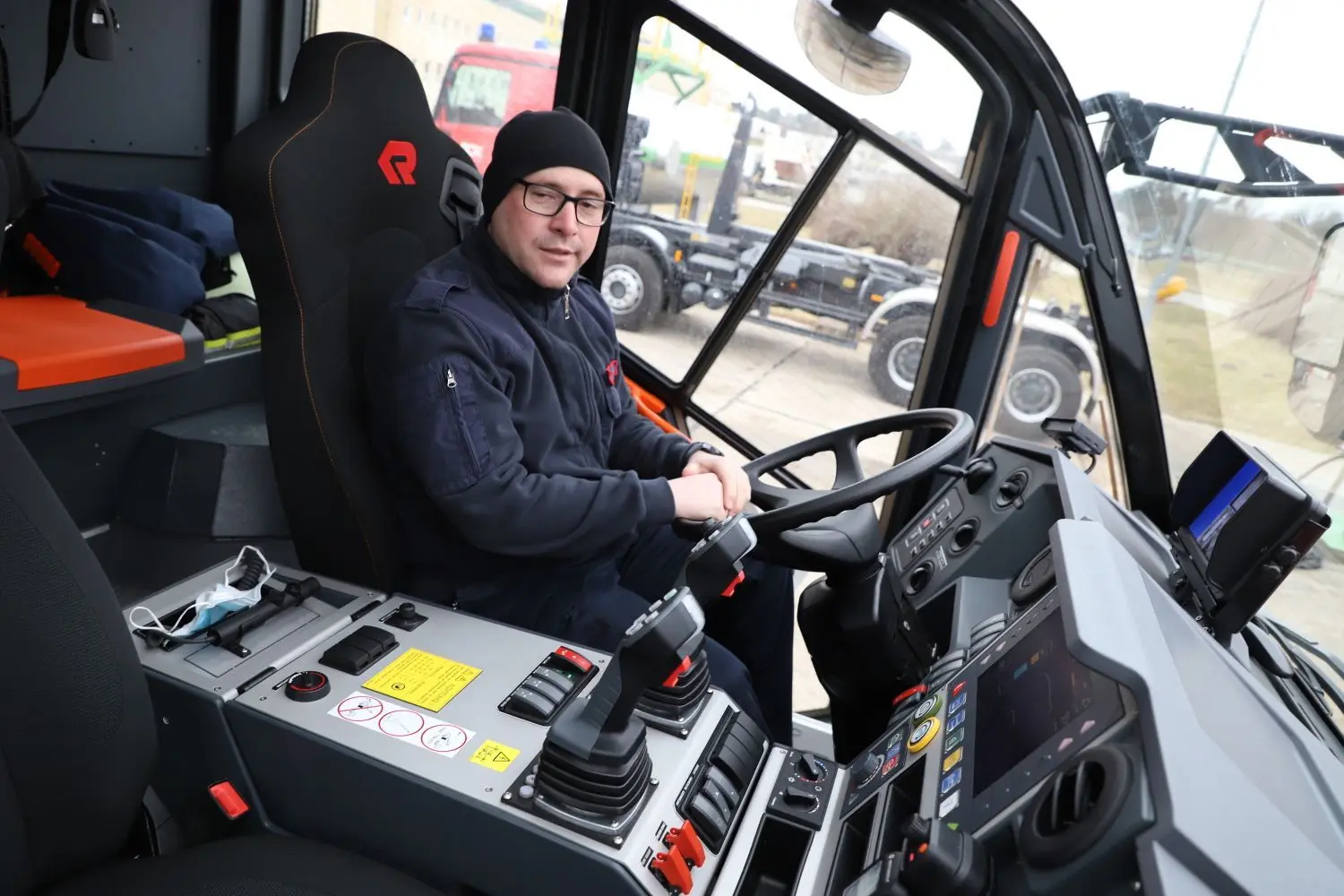 Stolzer Fahrer: Hauptbrandmeister Denny Carius von der Werkfeuerwehr der PCK ist Fahrzeugverantwortlicher für den Panther.