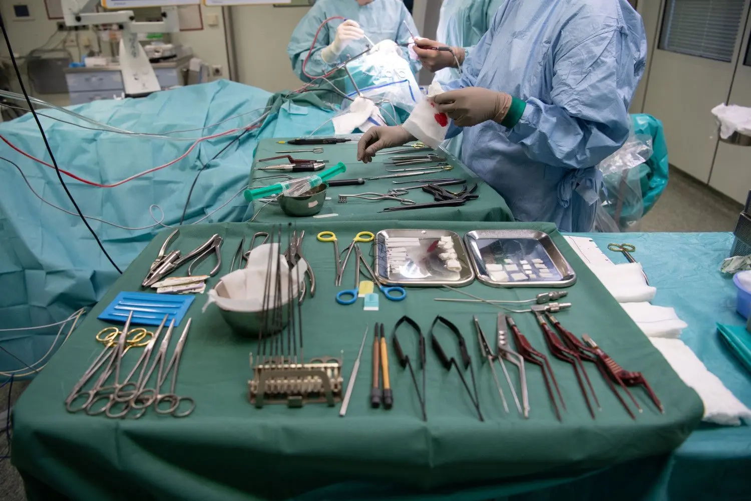Operationsbesteck liegt während einer Operation in einer Klinik auf einem Tisch (Symbolbild).