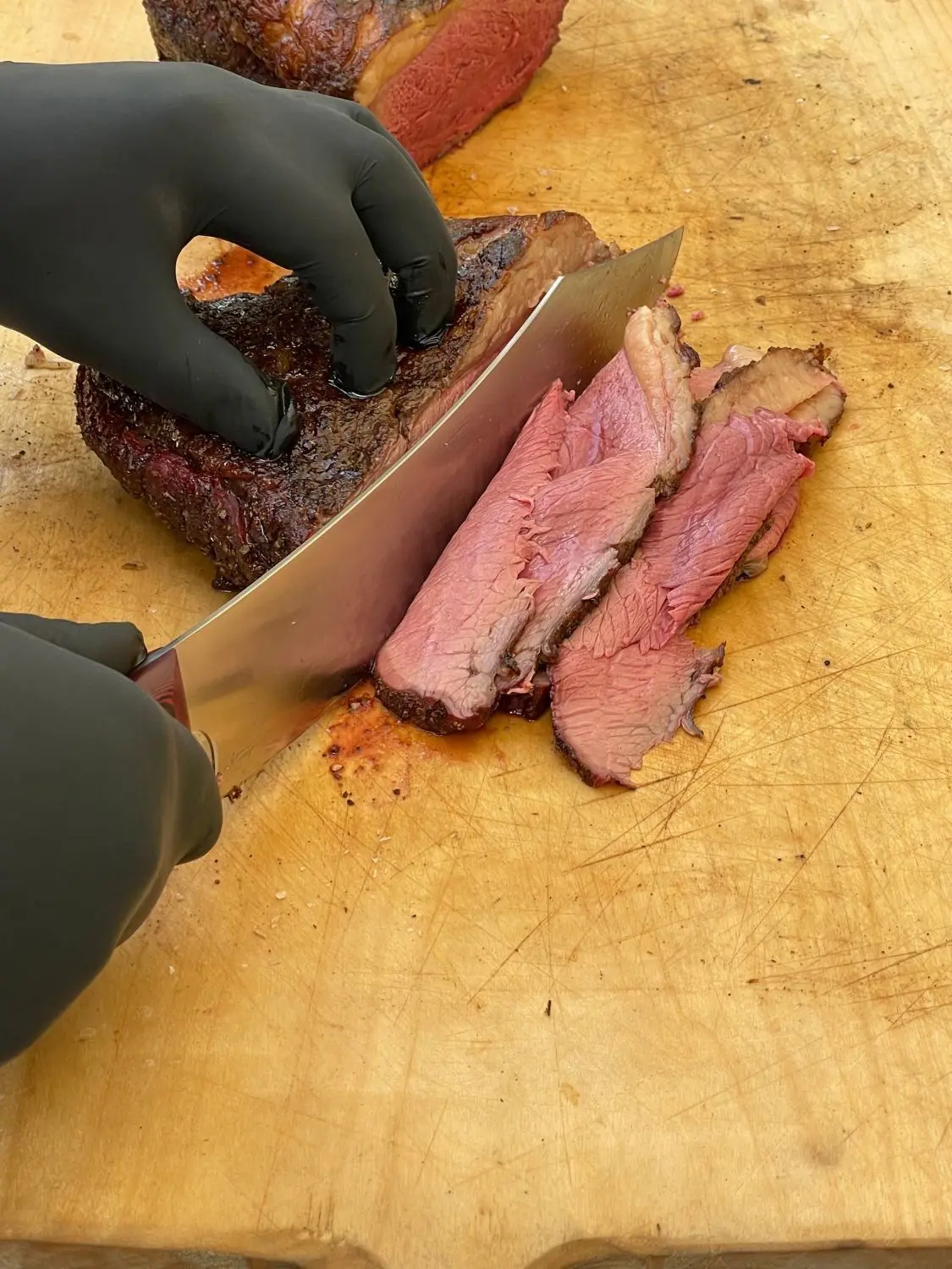 Ein Tafelspitz wird zum Verzehr geschnitten. Das Fleisch kommt von der Firma Meat Bringer, die sich artgerechte und regionale Tierhaltung auf die Fahne geschrieben hat.