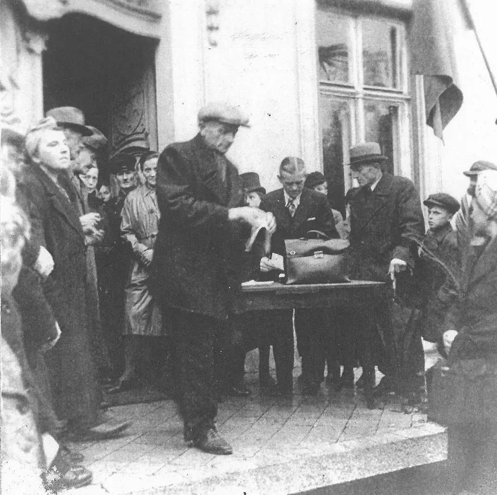 Bodenreform auf der Terrasse: Bei einer "Feierlichen Landübergabe" am 14. Oktober 1945 vor dem Eingang des Branitzer Schlosses werden Flächen aus dem zuvor enteigneten Pückler’schen Gut an Neubauern verteilt.