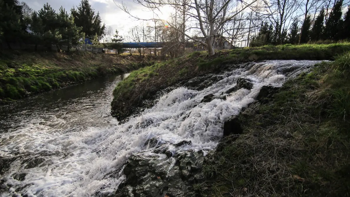 Salzwasser-Einleitung der Kohlezeche „Halemba“ in den den Oder-Zuffluss Klodnitz in Oberschlesien (Polen).