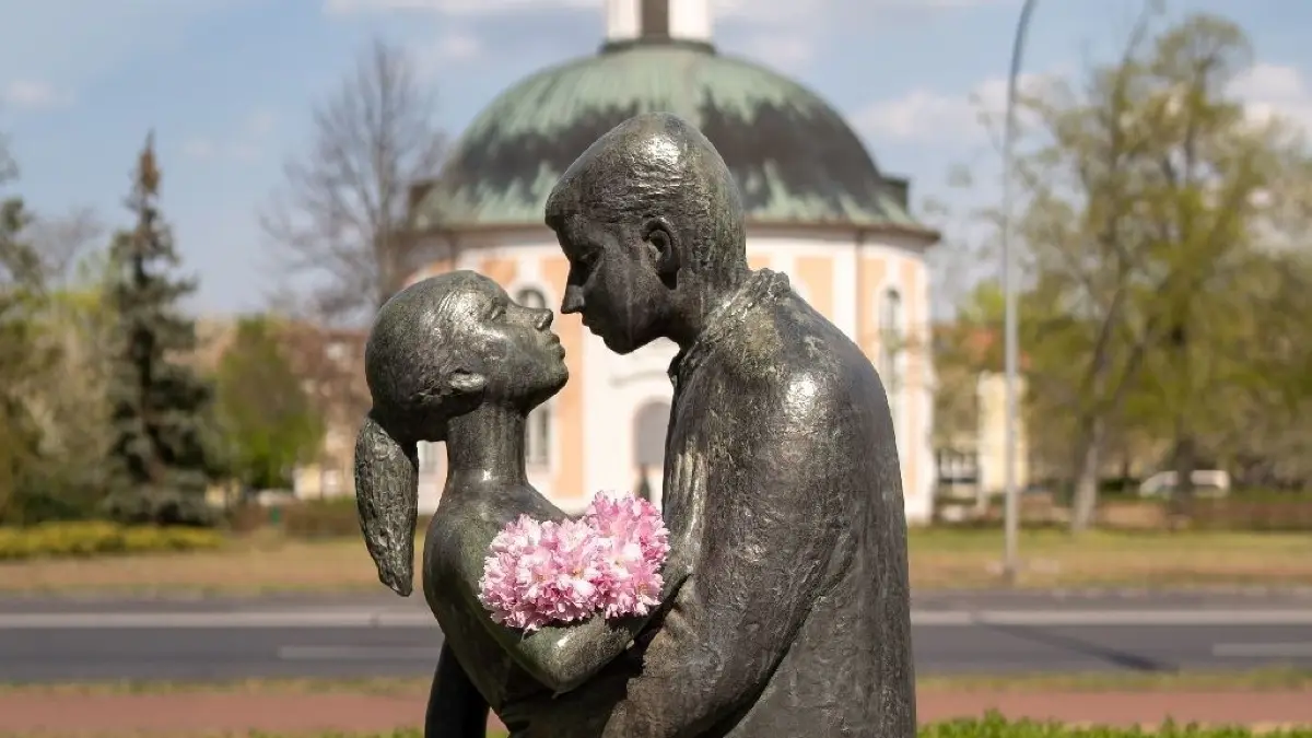 Die Plastik "Liebespaar" in Schwedt vor dem Berlischky-Pavillon: Die Stadt macht den Gemeinden Pinnow und Mark Landin jetzt ein Hochzeitsangebot.
Wo wenn nicht hier, vor dem Standesamt ist der beste Platz für das Liebespaar von Axel Schulz. Die im September 1965 enthüllte Plastik bezaubert durch den vom Künstler festgehaltenen Moment vor dem Kuss. Die Darstellung des Liebespaares ist auch Sinnbild der zahlreichen dauerhaften oder flüchtigen Partnerschaften der überwiegend jungen Menschen in der wachsenden Industriestadt.