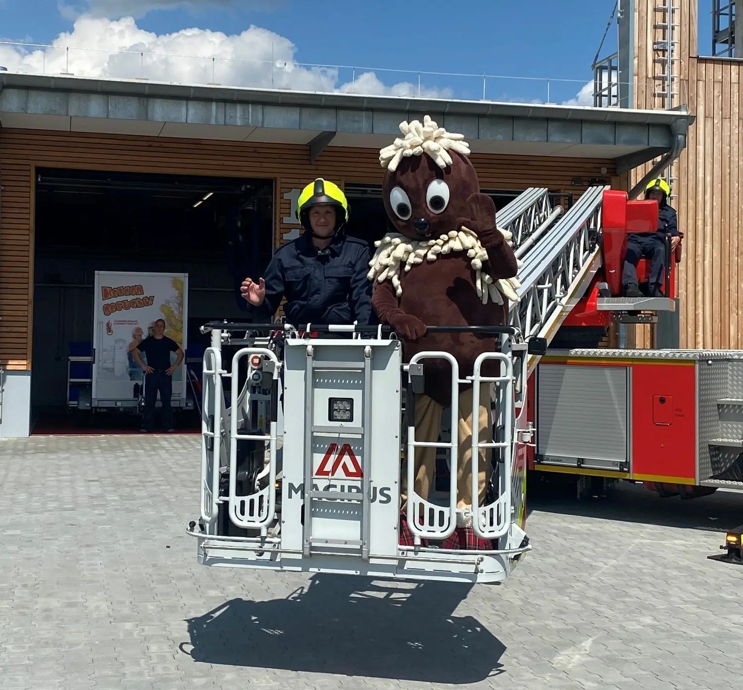 Bei der Feuerwehr in Eisenhüttenstadt ging es für Pittiplatsch mit der Drehleiter hoch hinaus.