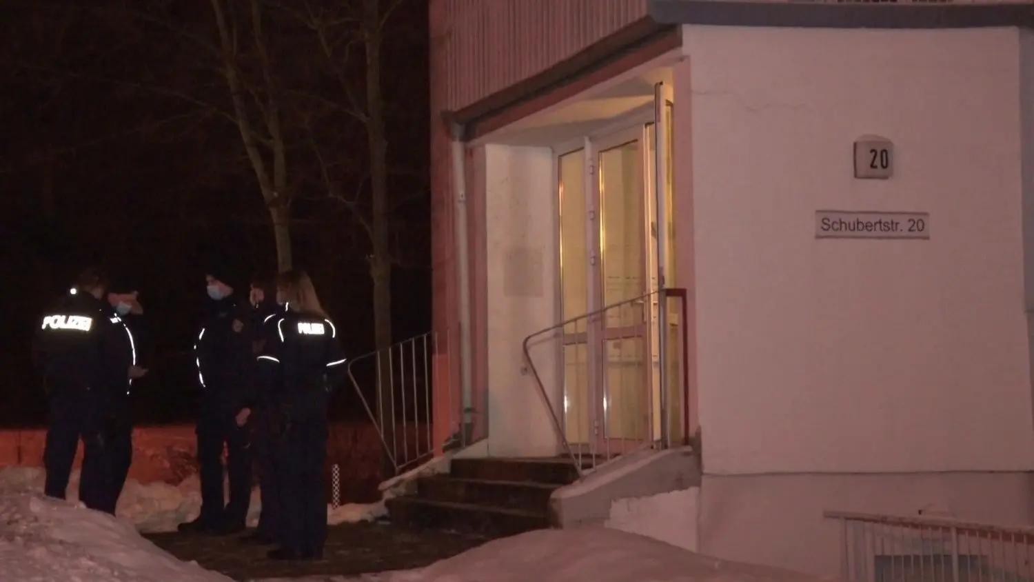 In der Werderaner Schubertstraße kam eine Frau zu Tode. Die Polizei ermittelt.