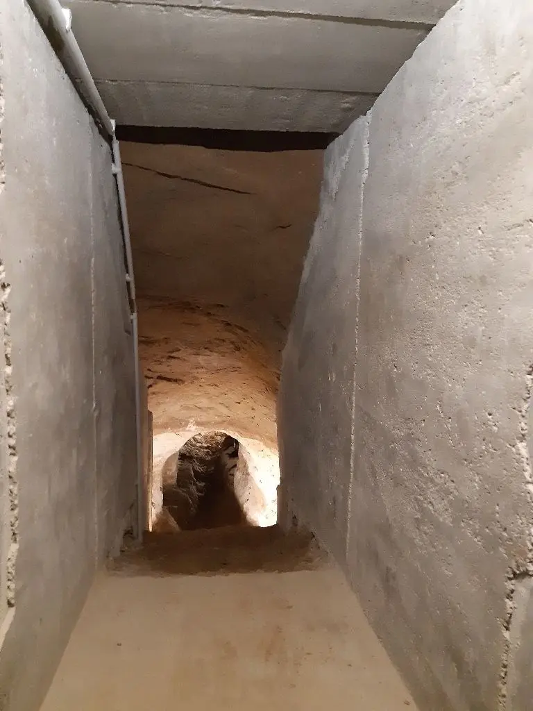 Beängstigend eng: Über Schaufenster können Besucher in den originalen Tunnel von 1971 schauen.