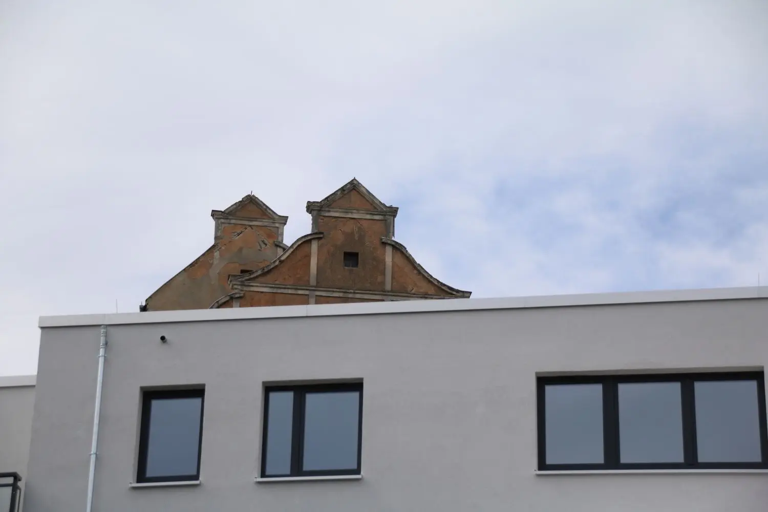 Nur noch die Speicherspitze blickt über die weißen Fassaden hinweg.
