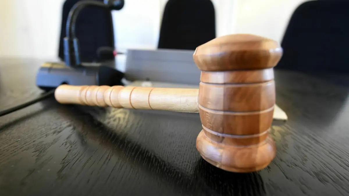 Das ist der Hammer, wettert die Opposition. Ausgerechnet die Justizministerin setze sich über das Votum eines demokratischen Gremiums und die Rechtsprechung hinweg.
ARCHIV - ILLUSTRATION - Auf der Richterbank im Schwurgerichtssaal im Schwurgerichtssaal im Landgericht Karlsruhe (Baden-Württemberg) liegt am 02.09.2014 ein Richterhammer aus Holz. Im nachbarlichen Miteinander geht es nicht immer ohne Streit ab. Doch müssen die Streithähne nicht gleich vor Gericht ziehen, um zu einer Eingung zu kommen: 285 Schiedsmänner- und Schiedsfrauen sind als Ansprechpartner tätig. (zu dpa «Hilfe im Alltagsstreit: 285 Schiedsleute stehen Thüringen bereit» vom 04.12.2017) Foto: Uli Deck/dpa +++ dpa-Bildfunk +++