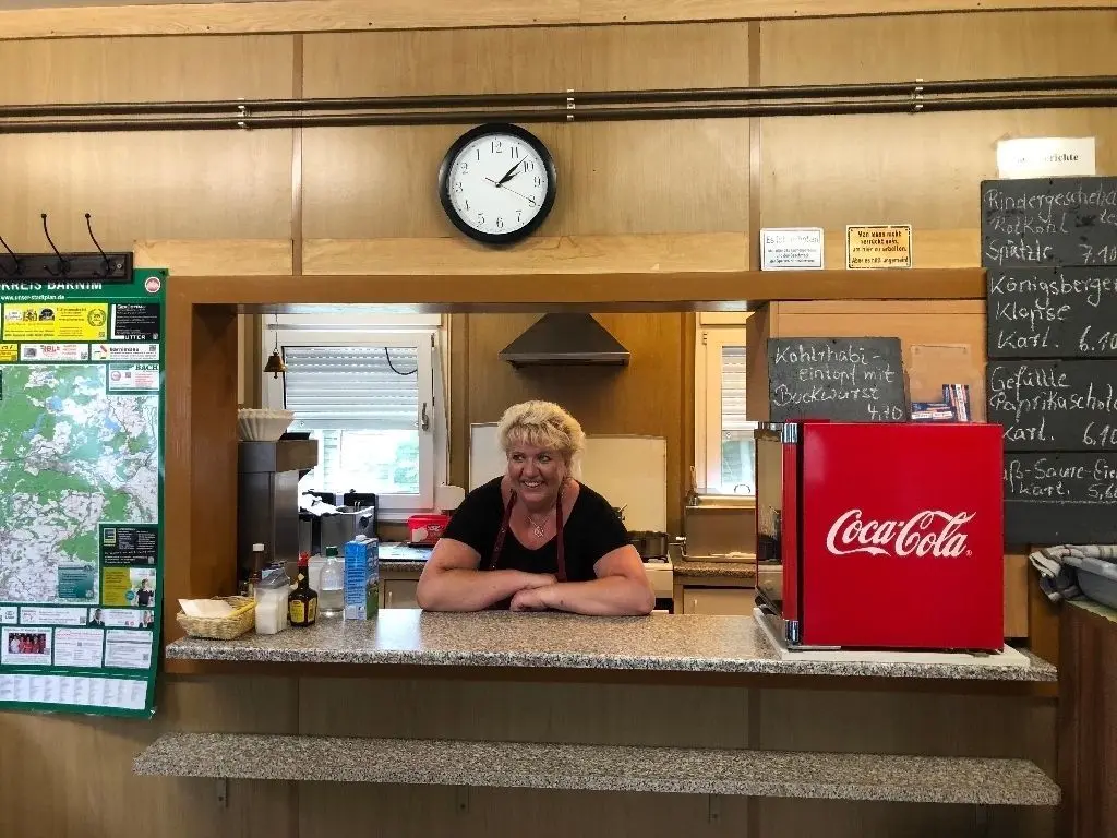 Priorität auf gutem Essen und deftigem Humor: Kathrin Quitsch ist eine von zwei Mitarbeiterinnen im Elisenauer Imbiss. Das in Containerbauweise errichtete Lokal gibt es seit bald 20 Jahren. Viele Gäste kommen auch, um Bekannte oder Freunde zu treffen.