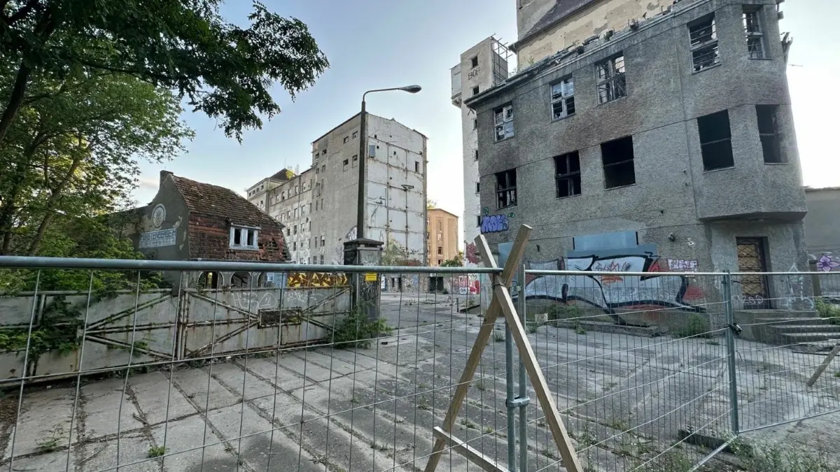 Bis 1992 wurde hier Kraftfutter für landwirtschaftliche Betriebe produziert: Nach der Einstellung der Produktion verfällt die Industrieanlage mit ihren riesigen Silos zusehends.
ehemaliges Kraftfuttermischwerk Fürstenberg, künftiges Wohn- und Gewerbequartier Havelfabrik