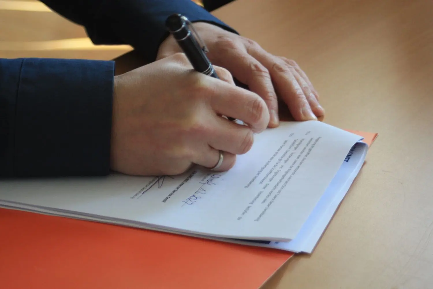 Erst ein Teil der Wegstrecke ist mit der Unterzeichnung des Vertrages geschafft. Nun folgt die Vermarktungsphase - mindestens 70 Prozent der Haushalte eines jeden Dorfes muss sich für einen Anschluss entscheiden.