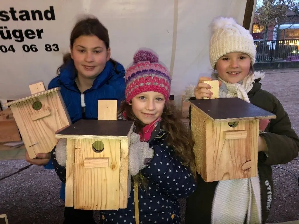 Die Waldbären verkauften beim Schulhoftreiben in Bergfelde selbst gebaute Vogelhäuschen und besserten damit ihre Kasse auf.