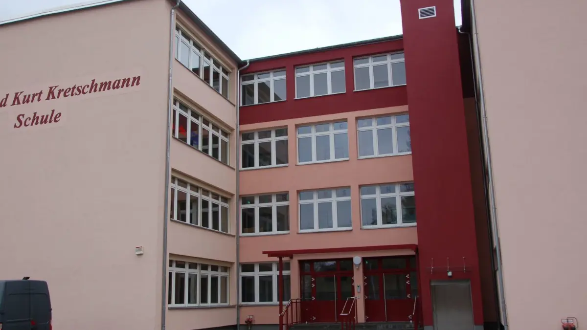 Alles schick? Fassade der Erna-und-Kurt-Kretschmann-Oberschule Bad Freienwalde mit neuem Fahrstuhl. Doch es gibt nur eine Toilettenanlage in Erdgeschoss.
Fassade der Erna-und-Kurt-Kretschmann-Oberschule Bad Freienwalde mit neuem Fahrstuhl am 13.1.2021